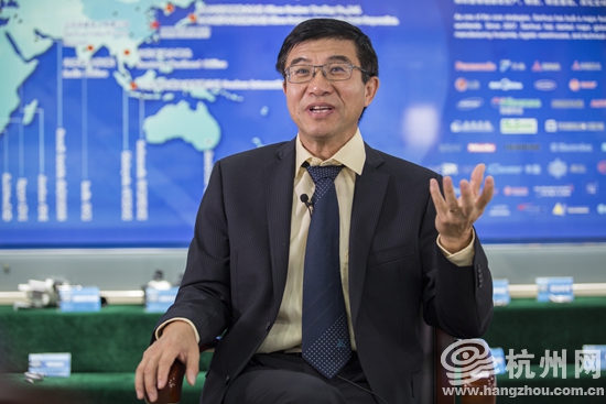 三花控股集团副总裁及首席科学家的美籍华人黄宁杰在接受杭州网采访